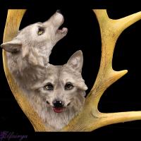 Deko-Geweih mit zwei Wolfsköpfen